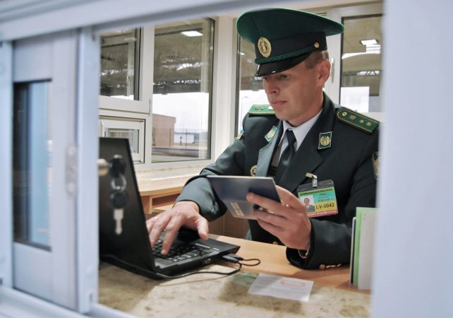 2453895 26.06.2014 Сотрудник пограничной службы Украины на международном пункте пропуска через украинско-польскую границу "Угринов-Долгобичув", который расположен на украинско-польском участке границы на территории Польши возле населенного пункта Угринов Сокальского района Львовской области. Павел Паламарчук/РИА Новости