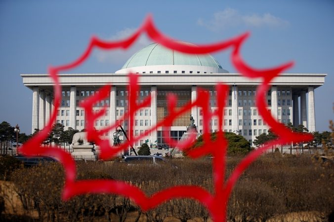 The National Assembly is seen through a sculpture installed by protesters bearing a message that reads "Impeachment" ahead of impeachment vote in Seoul, South Korea, December 9, 2016.  REUTERS/Kim Hong-Ji - RTSVBUA