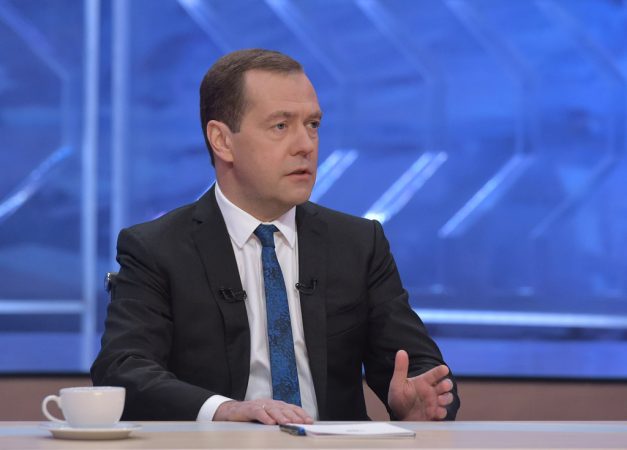 2994439 15.12.2016 15 декабря 2015. Председатель правительства РФ Дмитрий Медведев во время интервью российским телеканалам в студии телецентра "Останкино". Александр Астафьев/РИА Новости